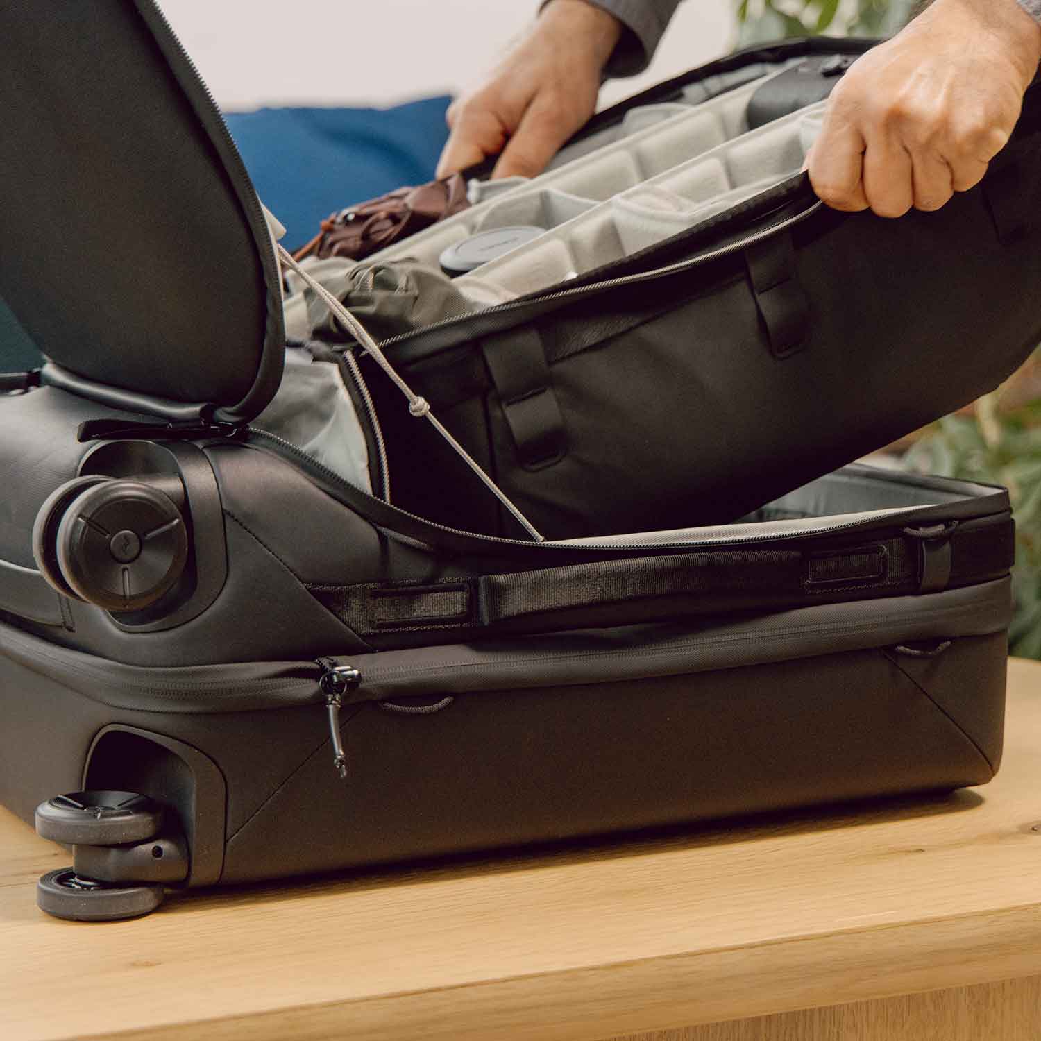 Peak Design Roller Pro Creator Bundle Black - Rollkoffer mit Camera Cube V2 X-Large – Detailansicht
