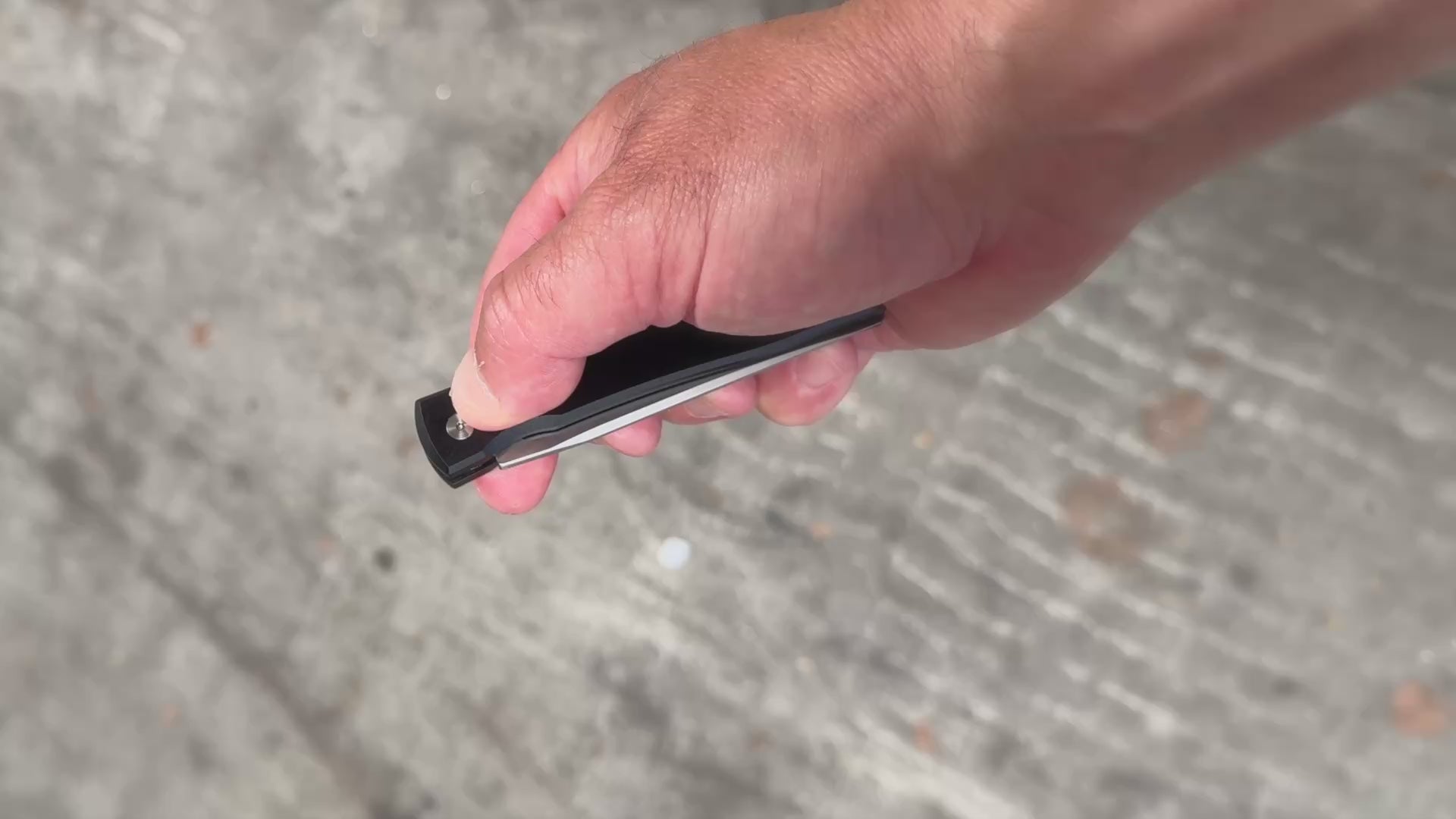 Böker Urban Trapper NonLock 42 S35VN Taschenmesser - Video zum erläutern des öffnens der Klinge