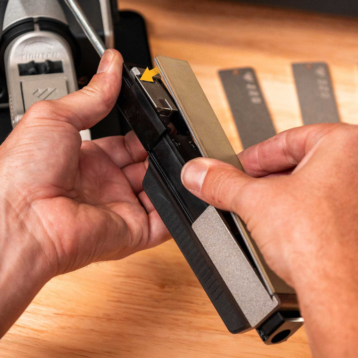 Work Sharp Professional Precision Adjust Elite – Messerschärfsystem mit digitaler Winkelanzeige. Produktansicht des manuellen Tisch-Messerschärfers mit digitaler Winkelkontrolle.