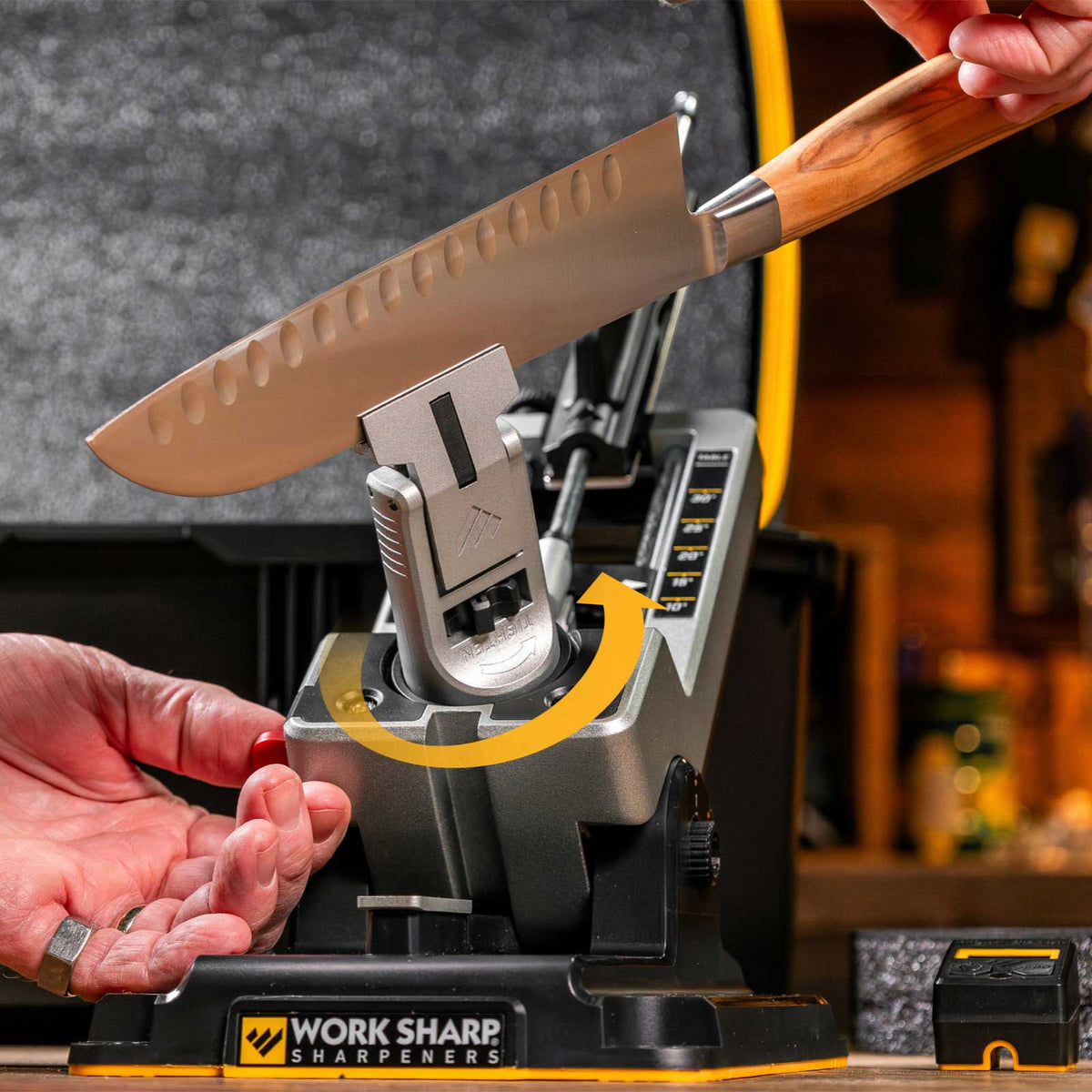 Work Sharp Professional Precision Adjust Elite – Messerschärfsystem mit digitaler Winkelanzeige. Detailansicht beim Schärfen eines Küchenmessers.